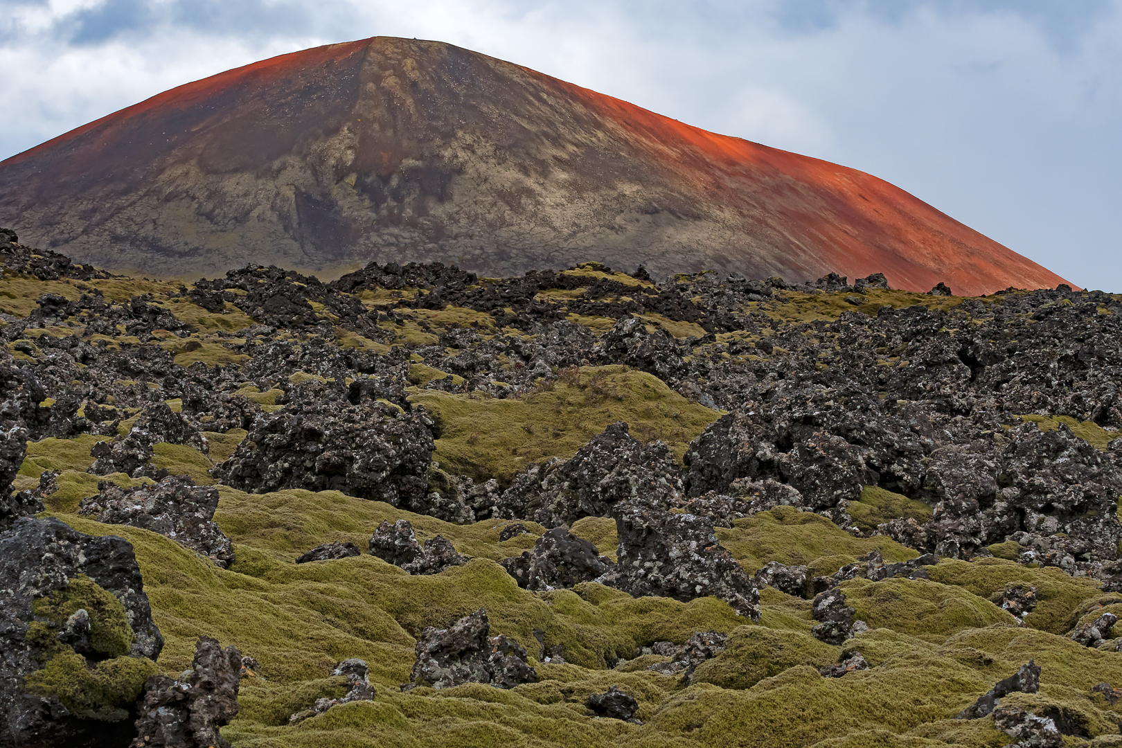 Berserkjahraun in herfstkleuren met de berg Drápuhlíðarfjall op de achtergrond