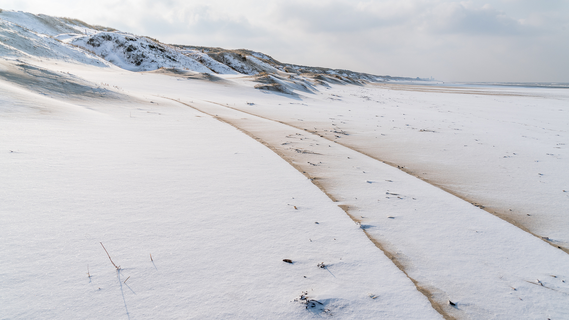 Strand met sneeuw Loes Belovics (2)
