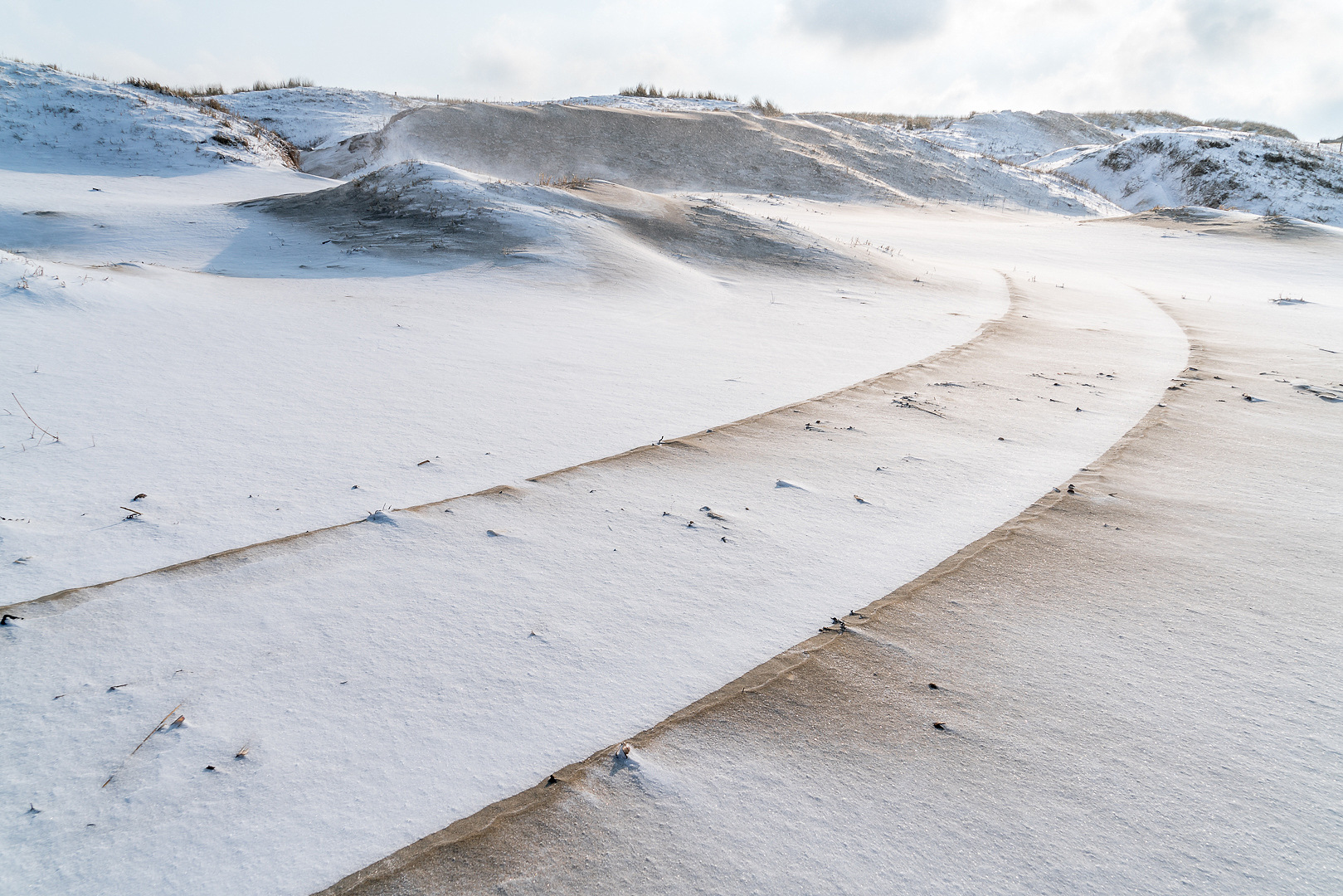 Sneeuw op strand Loes Belovics