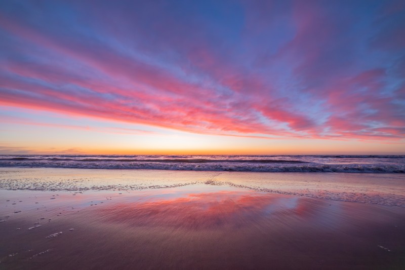 Reflectie op het strand