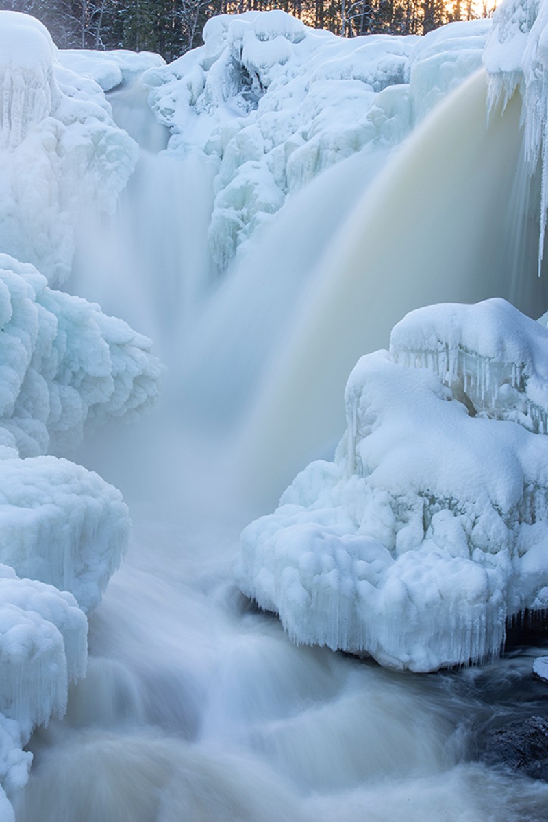 Waterval in winterkleed