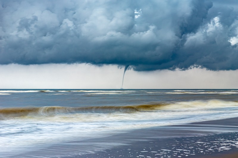 Waterhoos boven zee