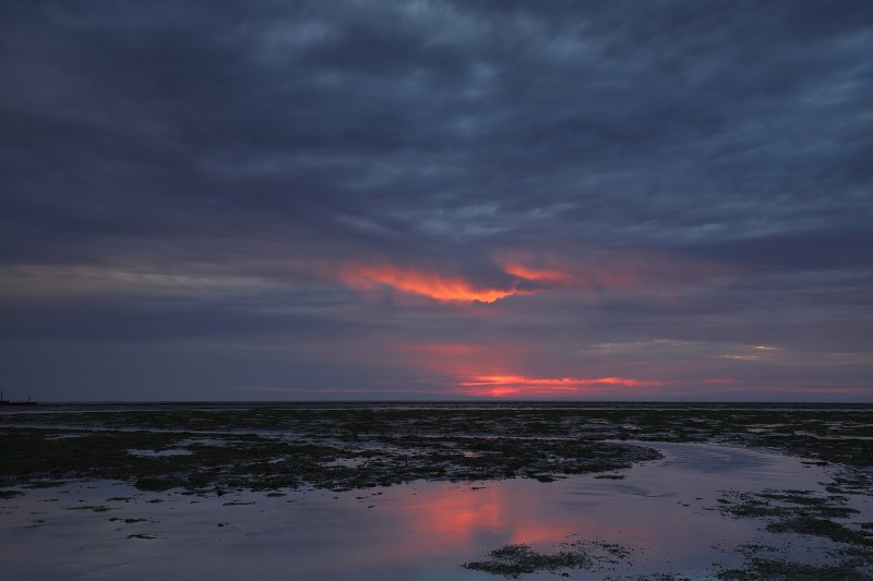 Donker boven het wad.