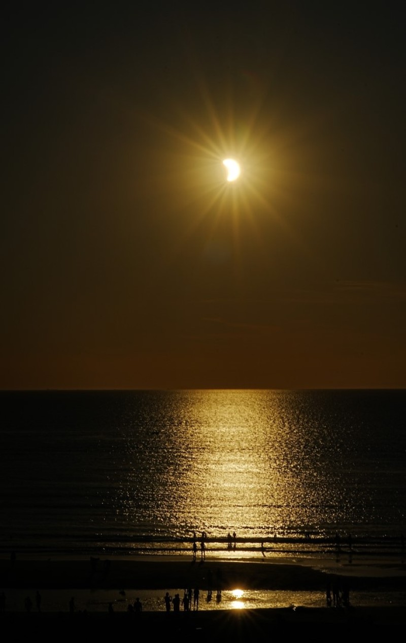 Alle bijeen: Onze zon, de maan, de aarde met de zee en onze species.