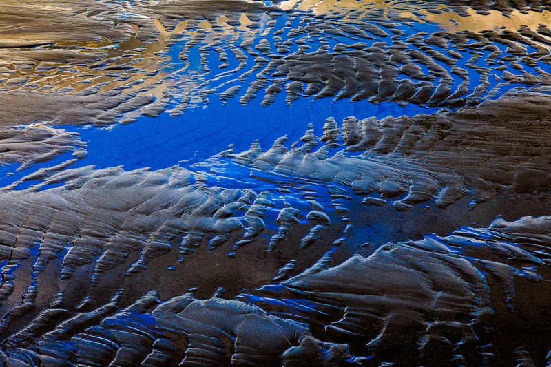 Contradictions on the sand